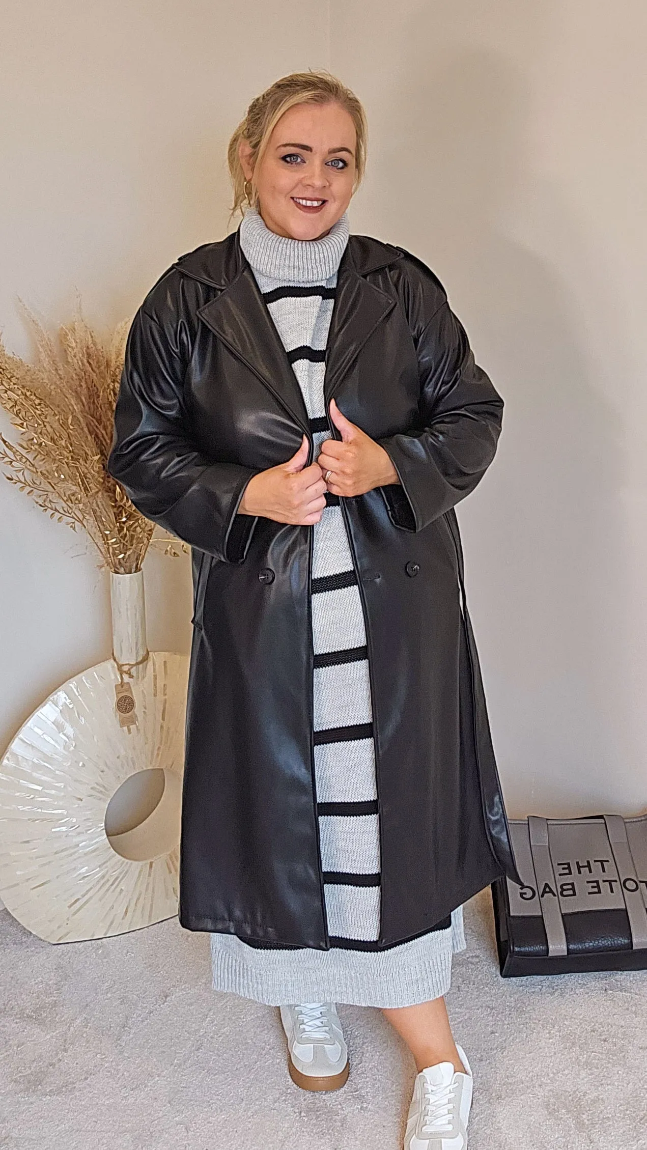 Lindsay Black Pu Trenchcoat